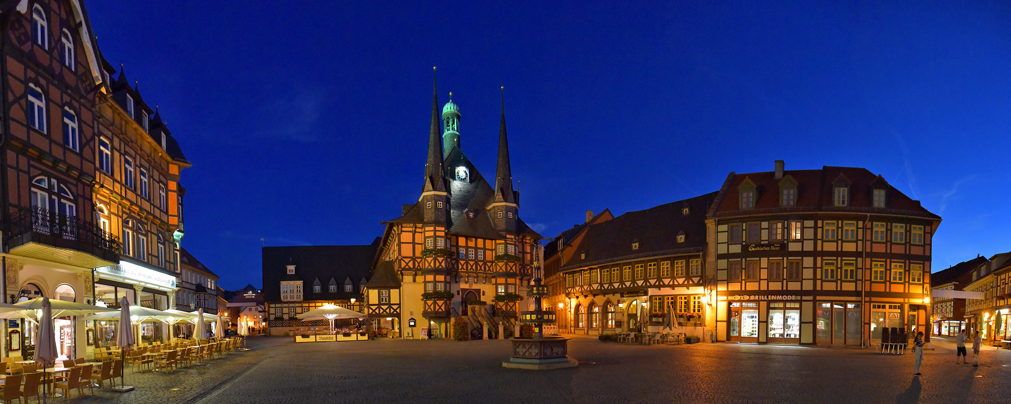 Das Rathaus in Wernigerode am Abend