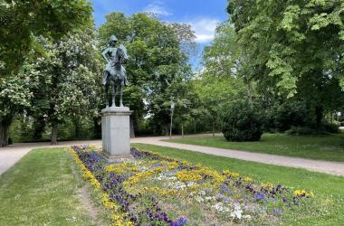 Schlossgarten mit Büste Friedrich Wilhelm der Dritte