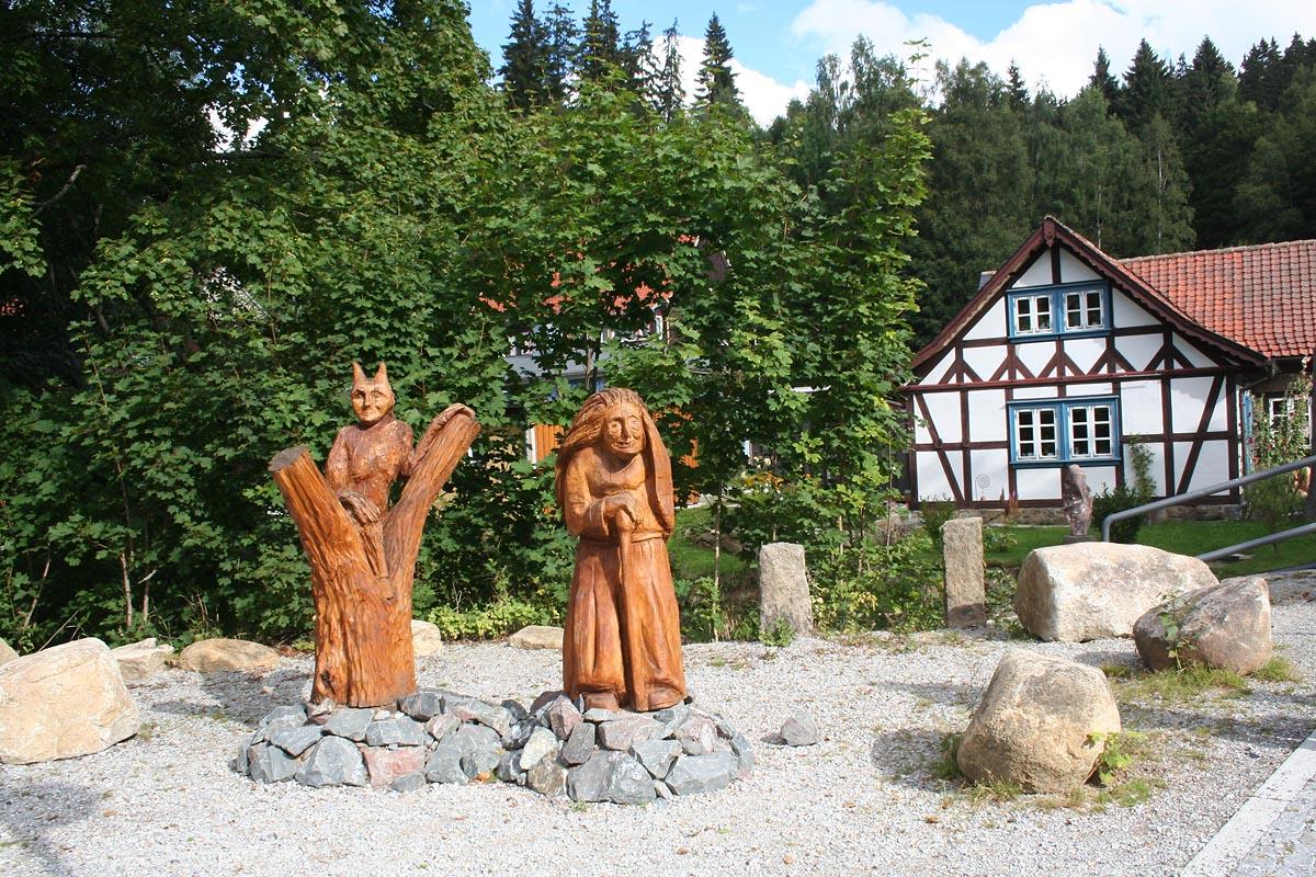 Schnitzerei und Fachwerkhaus in Schierke (© Foto: WTG)